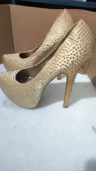 Zapatos de tacón dorados con pedrería