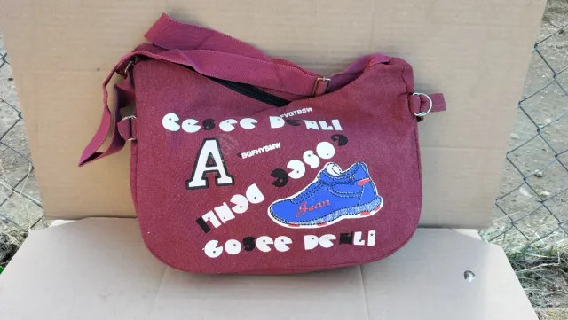 Bolsito estilo collage azul y rojo