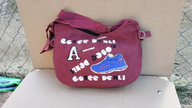 Bolsito estilo collage azul y rojo