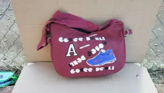 Bolsito estilo collage azul y rojo