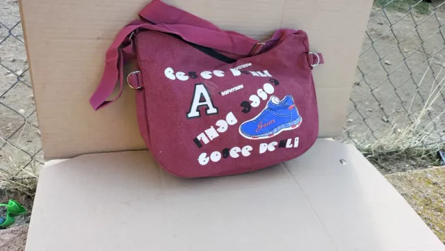 Bolsito estilo collage azul y rojo