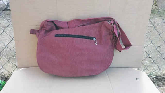 Bolsito estilo collage azul y rojo