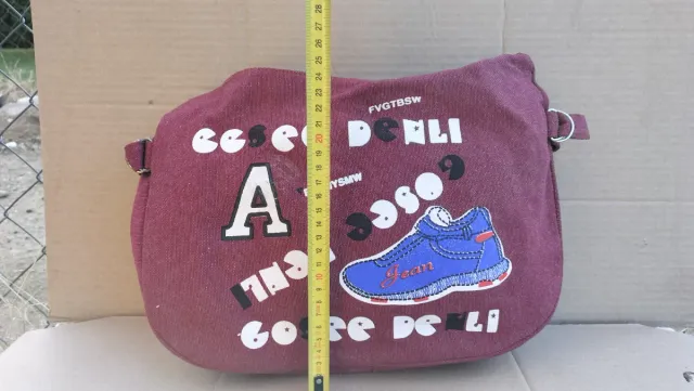 Bolsito estilo collage azul y rojo