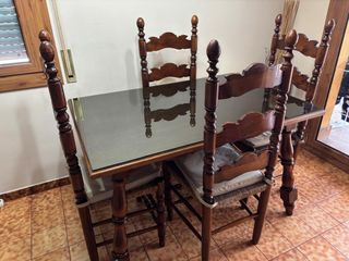 Mesa de comedor de madera y cristal