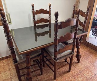 Mesa de comedor de madera y cristal