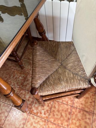 Mesa de comedor de madera y cristal