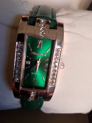 Orologio di Lusso con Dettagli Dorati e Quadrante Verde