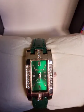 Orologio di Lusso con Dettagli Dorati e Quadrante Verde