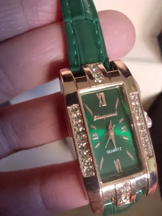 Orologio di Lusso con Dettagli Dorati e Quadrante Verde