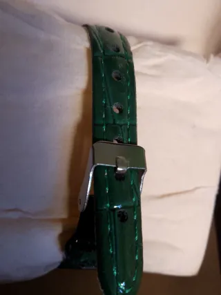 Orologio di Lusso con Dettagli Dorati e Quadrante Verde