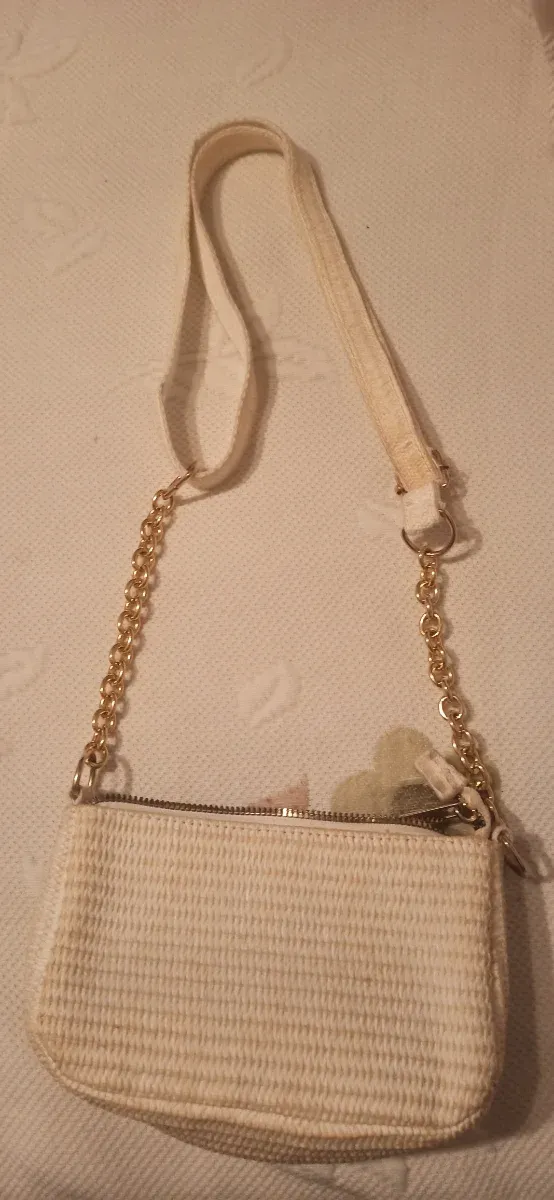 Bolso pequeño beige con cadena dorada