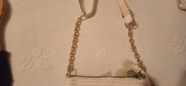 Bolso pequeño beige con cadena dorada