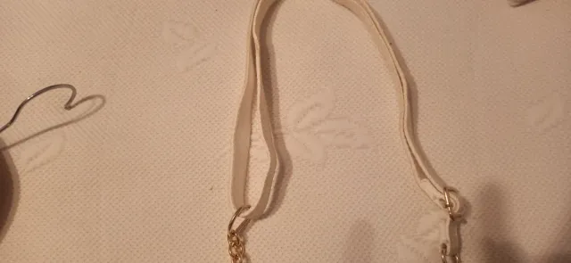 Bolso pequeño beige con cadena dorada