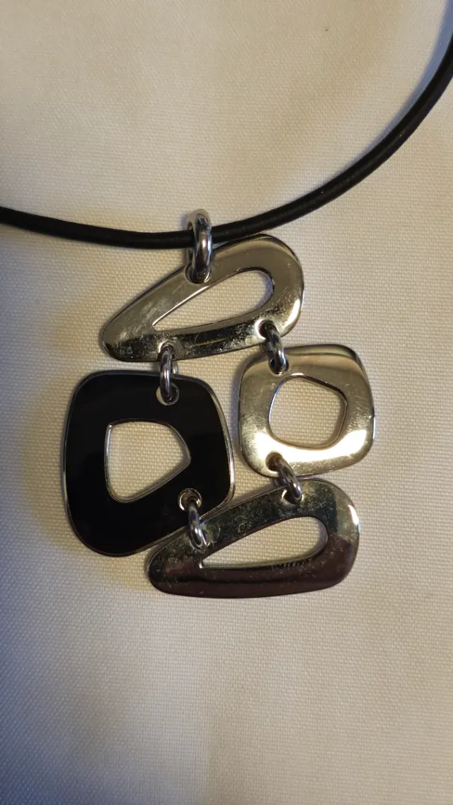 Ciondolo Lotus in Argento e Nero