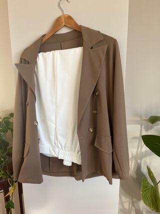 Traje chaqueta y pantalón marrón y blanco