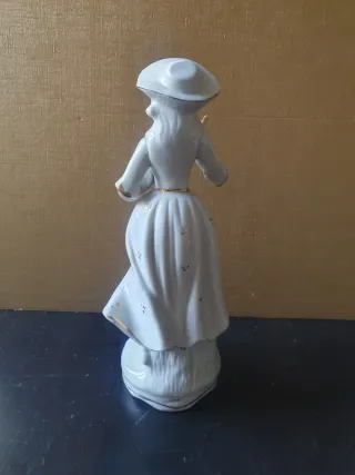 Statuina antica in porcellana