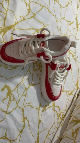 Zapatillas blancas y rojas