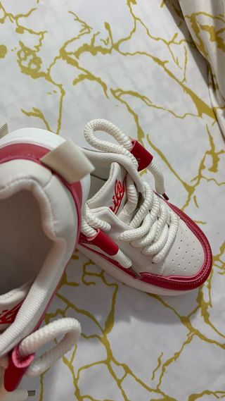 Zapatillas blancas y rojas