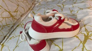 Zapatillas blancas y rojas