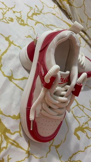 Zapatillas blancas y rojas