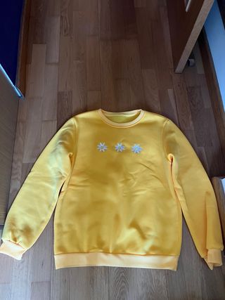 Sudadera amarilla con margaritas