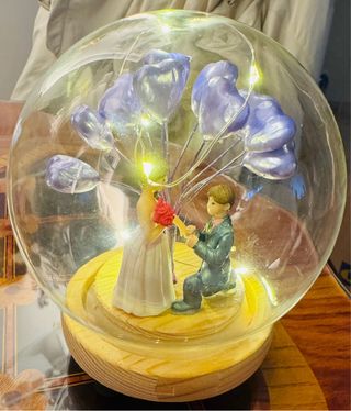 Palla luminosa con sposini e palloncini