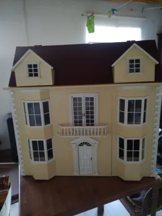 Casa de muñecas de madera