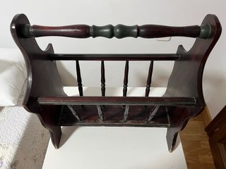 Revistero de madera oscuro