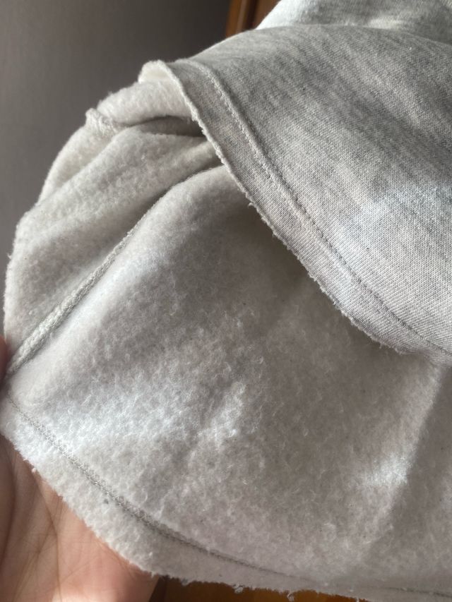 Sudadera cropped gris con número 19