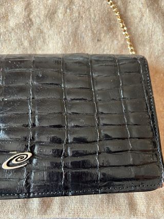 Cartera de piel negra vintage con cadena