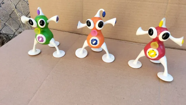 3 Muñecos Coleccionables Distintos