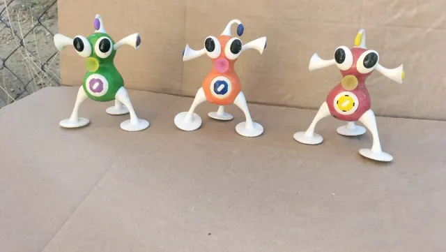 3 Muñecos Coleccionables Distintos