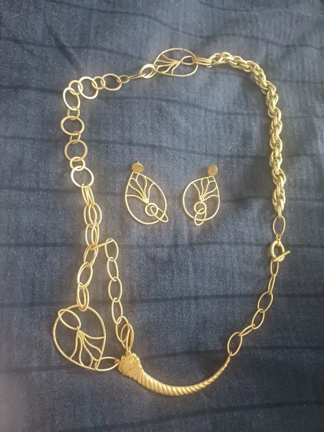 Collar y pendientes dorados