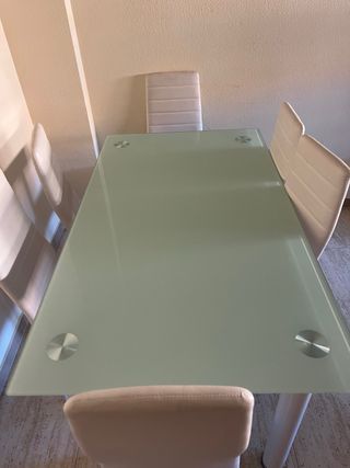 Mesa de comedor cristal y sillas blancas