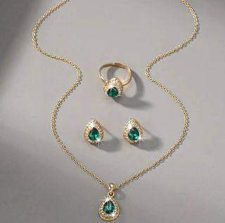 Elegante Conjunto de Joyas Oro y Verde