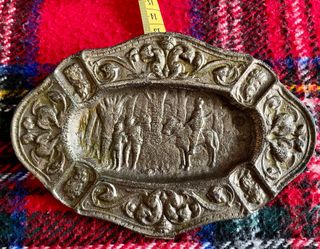 Cenicero de bronce antiguo con escena