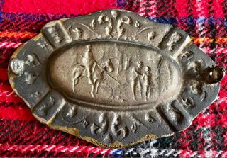 Cenicero de bronce antiguo con escena