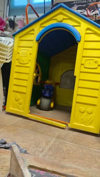 Casa de juguete amarilla