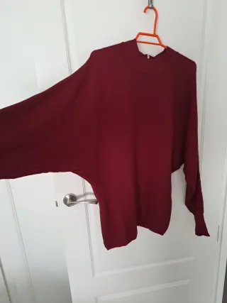 Jersey burdeos cuello alto.