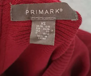 Jersey burdeos cuello alto.