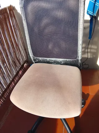 Silla de oficina beige y negra