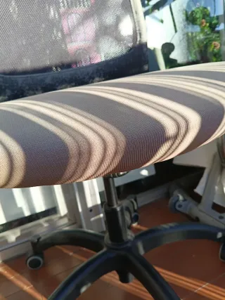 Silla de oficina beige y negra