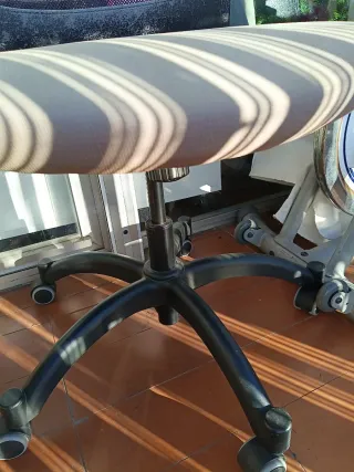 Silla de oficina beige y negra