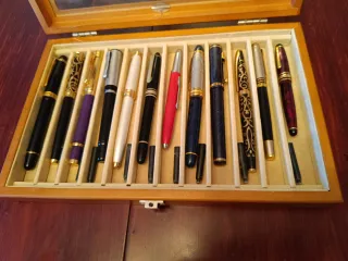 Collezione di penne stilografiche con scatola