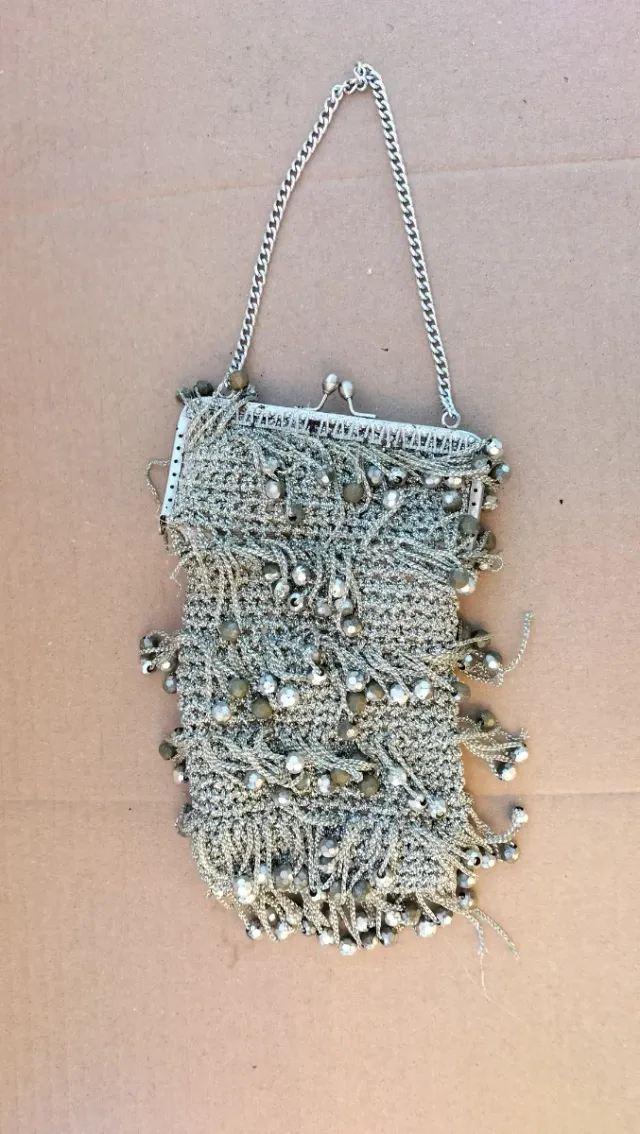 Bolso vintage con cadena y abalorios