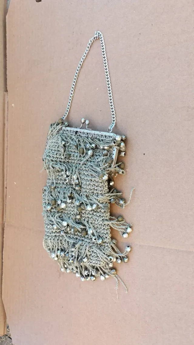 Bolso vintage con cadena y abalorios