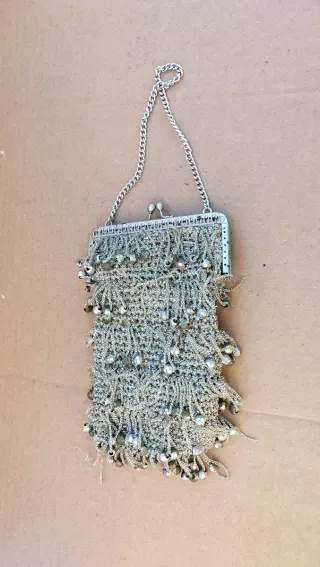 Bolso vintage con cadena y abalorios