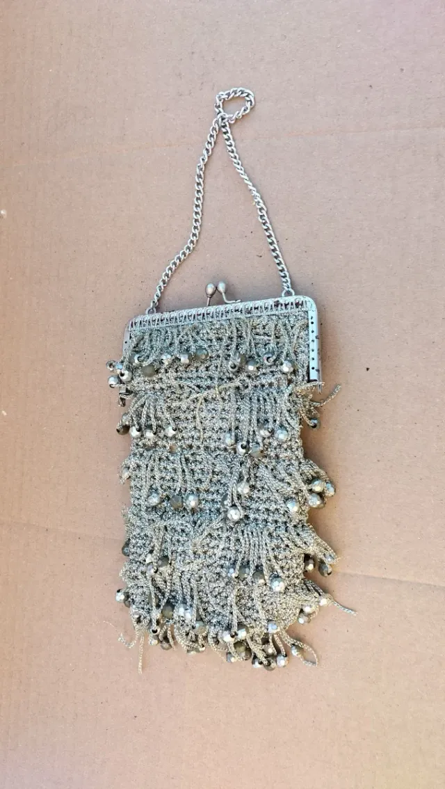 Bolso vintage con cadena y abalorios