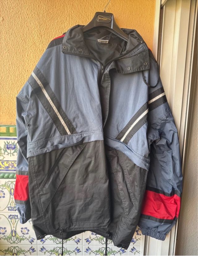 Chaqueta impermeable azul y negra