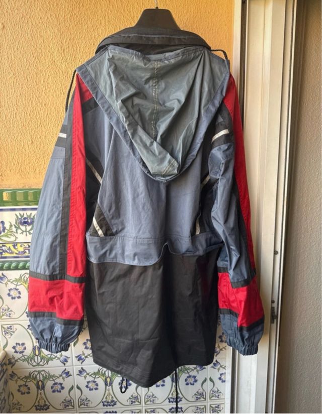 Chaqueta impermeable azul y negra